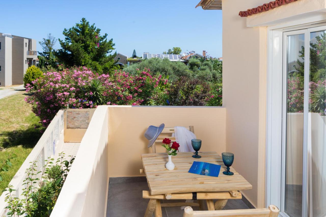 s u e ñ o - studios&apartments, with shared pool Kato Daratso Exterior foto